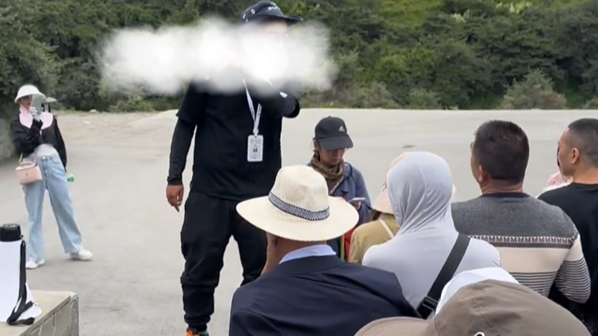 不服单挑？男子指责游客插队被景区员工恐吓：出来单挑