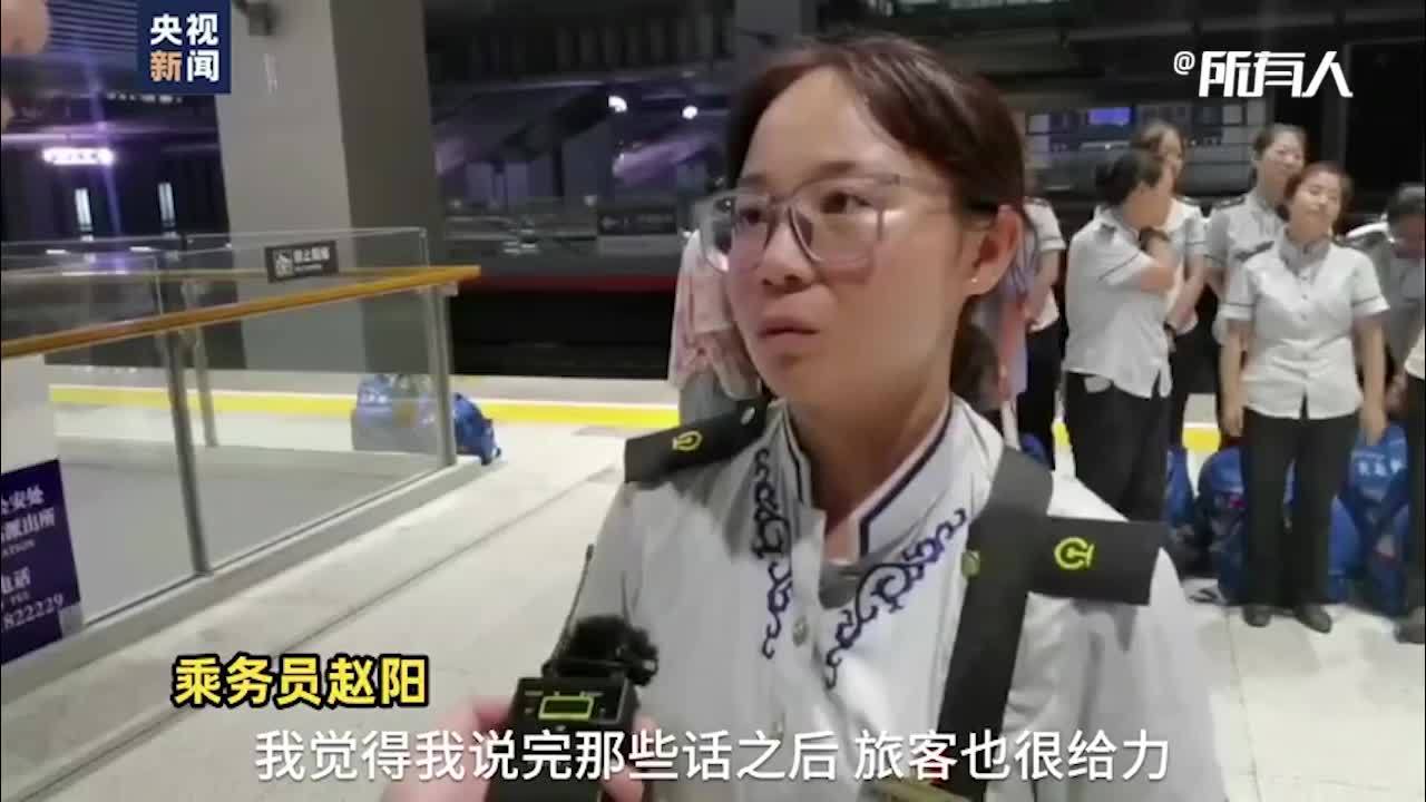 哽咽安抚乘客的K396乘务员赵阳回忆雨中困境再次泪目：怕，但做这一切值得
