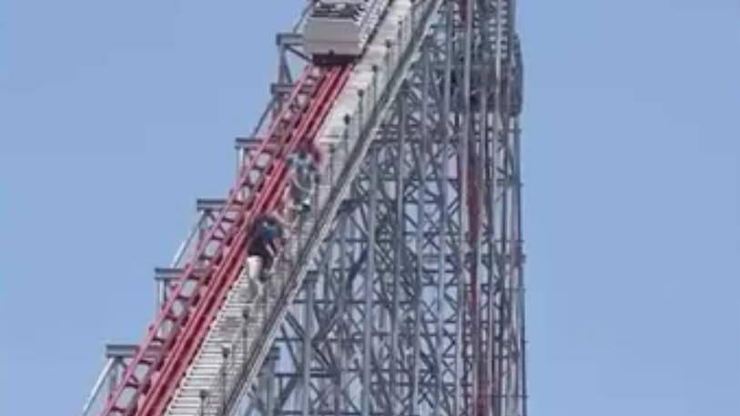 惊险！过山车突发故障，游客被迫从60米高处徒步撤离