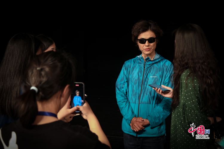 7月29日,《千手千眼》萨克斯手王琦接受“简牍中国”媒体团采访。 中国网记者 郑伟 摄