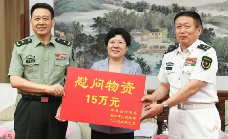 △马永生（左一）