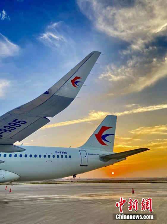 停机坪上，橙黄色的云霞洒满天空。