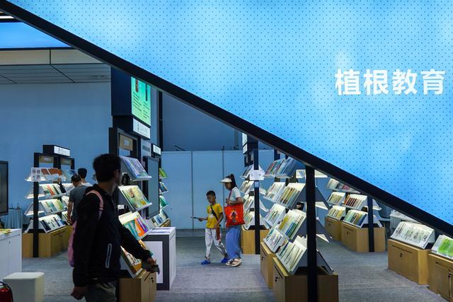 7月31日，在第31届全国图书交易博览会上，读者在阅览选购新书。新华社记者 朱峥 摄
