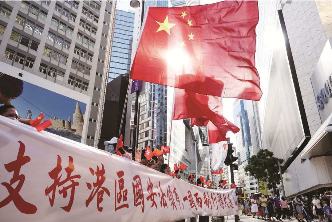 ▎香港市民在铜锣湾街头支持实施国安法。图源：新华社