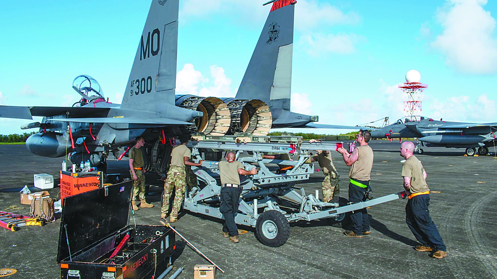 美军演练在硫磺岛为F-15更换发动机。