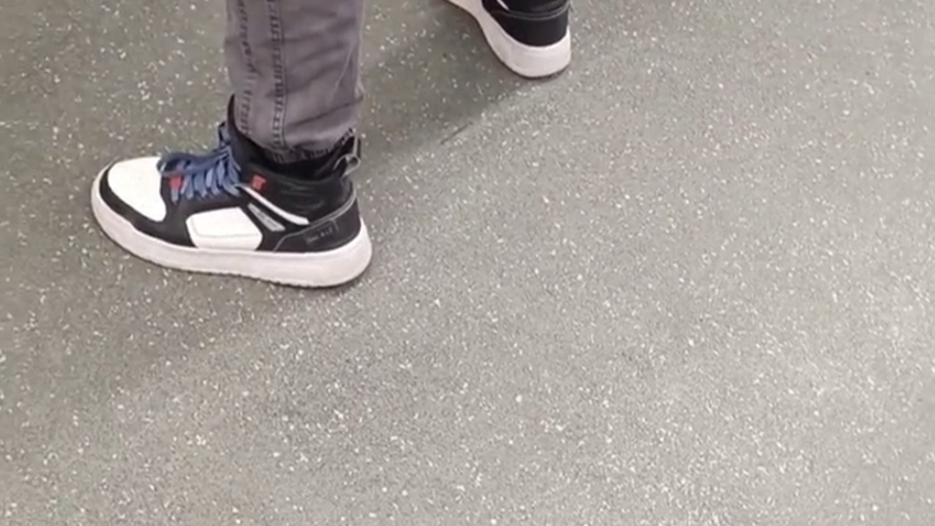 女生被男孩偷看裙底又被其妈妈掀裙子：你敢穿为什么不能看