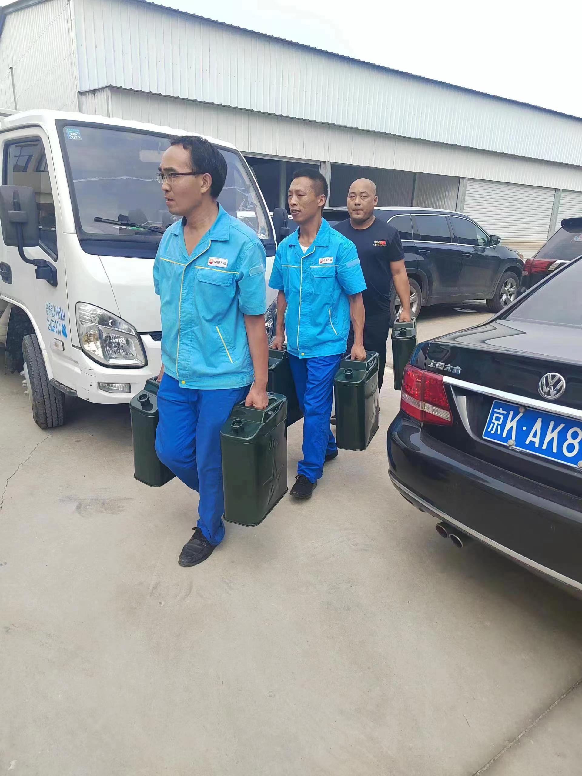 河北销售为涿州应急救援机构免费提供40桶(20L/桶)应急油品、10桶润滑油,并迅速配送到位,确保灾区救援摩托艇用油需求。王子兴/ 摄