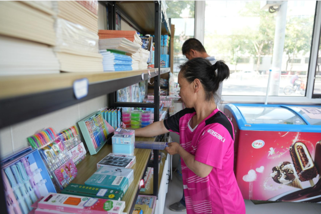 许国任与王艳花夫妇正在整理商品