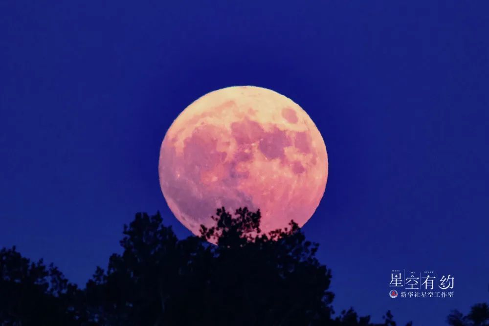 北京市天文摄影爱好者王俊峰2022年7月14日在北京北海公园拍摄的“超级月亮”。