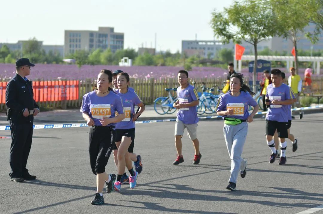 徜徉紫金花海的参赛选手