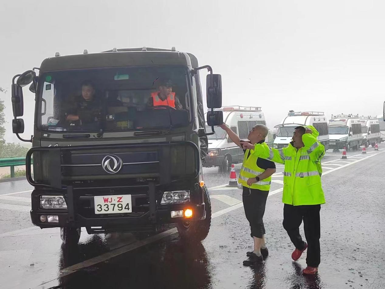暴风雨中，他们坚守一线彰显大爱
