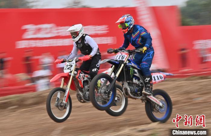 越野摩托车组比赛。张瑶 摄