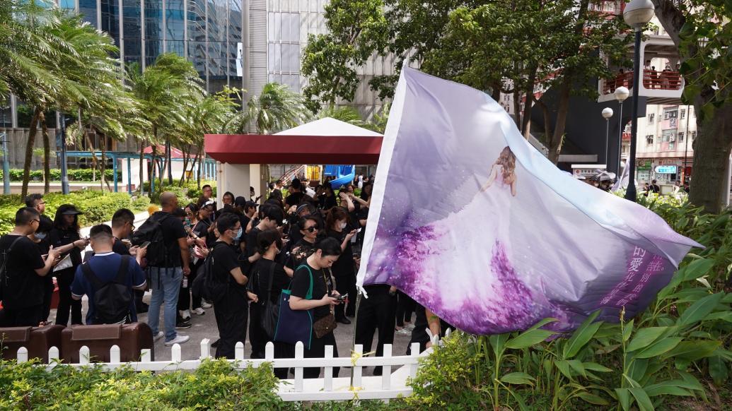 李玟追悼会举行,粉丝献花篮哽咽送别:愿她在天堂没有痛苦_凤凰网视频