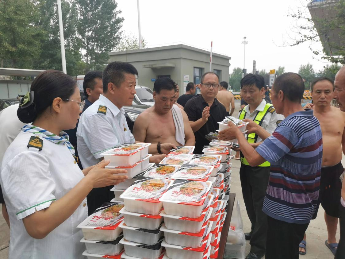 暴风雨中，他们坚守一线彰显大爱