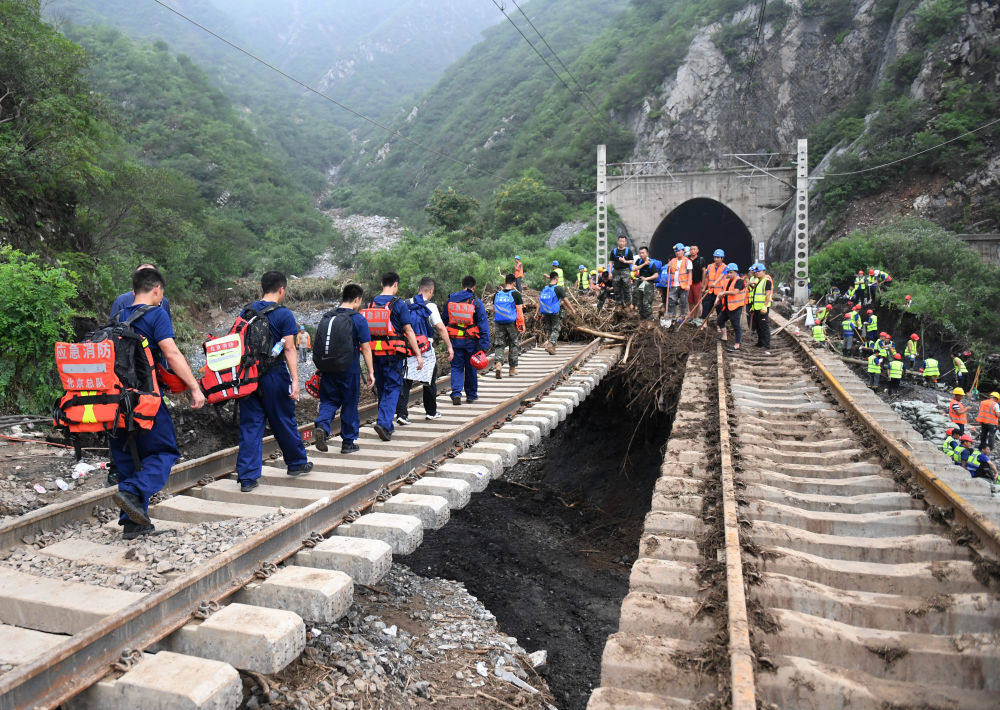 8月2日，救援人员徒步进山帮助滞留旅客转运。新华社记者 张晨霖 摄