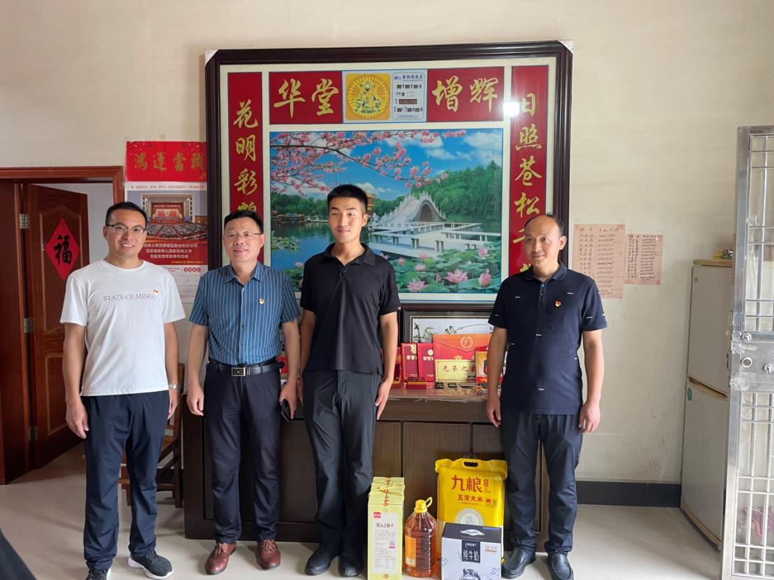 校党支部、团委走访慰问现役军人王晓亮