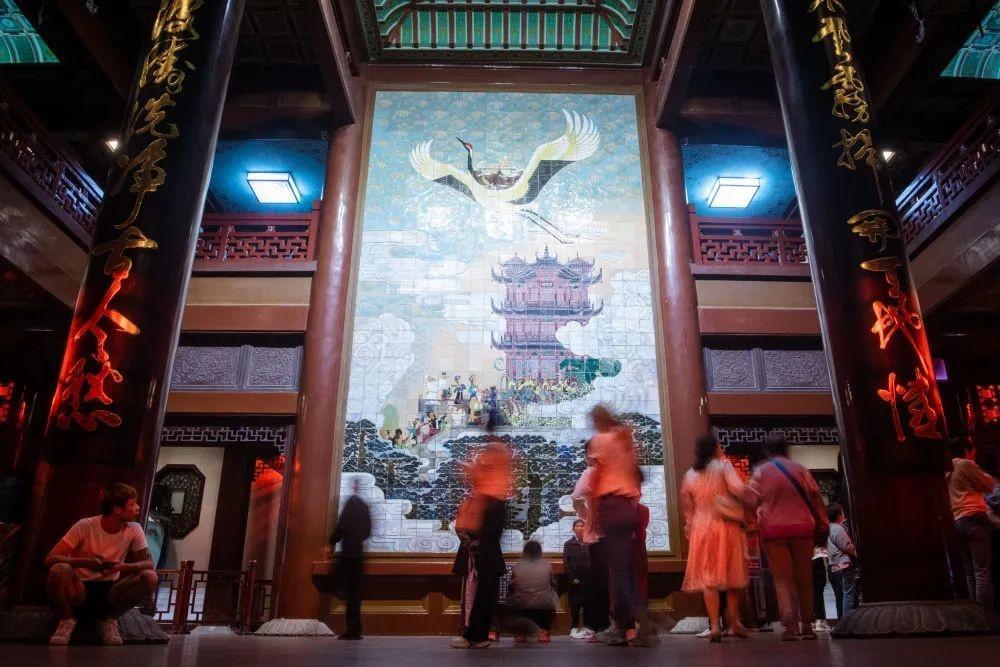 游客夜游武汉黄鹤楼。新华社记者伍志尊摄