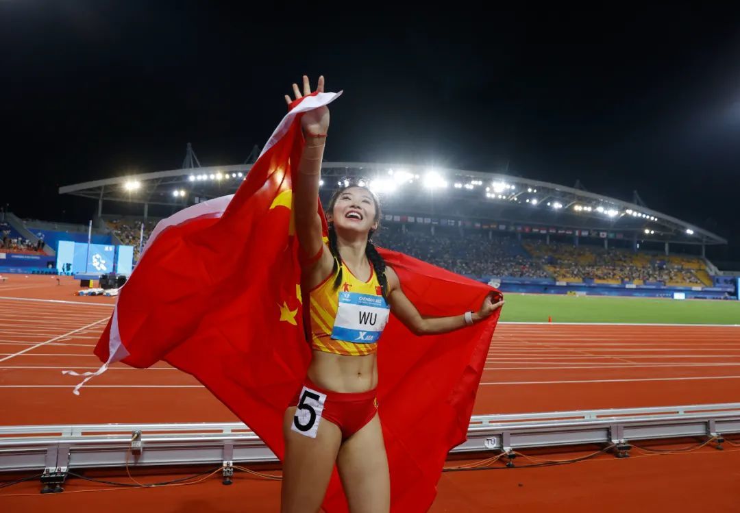▲2023年8月4日，在成都举行的第31届世界大学生夏季运动会田径项目女子100米栏决赛中，中国选手吴艳妮以12秒76的成绩夺得亚军