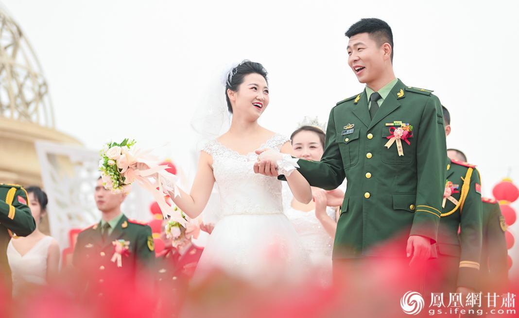 新人一起欢歌，将幸福的氛围传递到全场。杨艺锴 摄