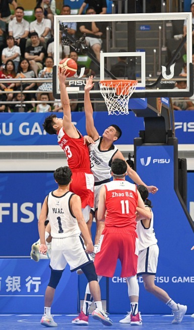 中国男篮在大运会上与中国台北队交锋