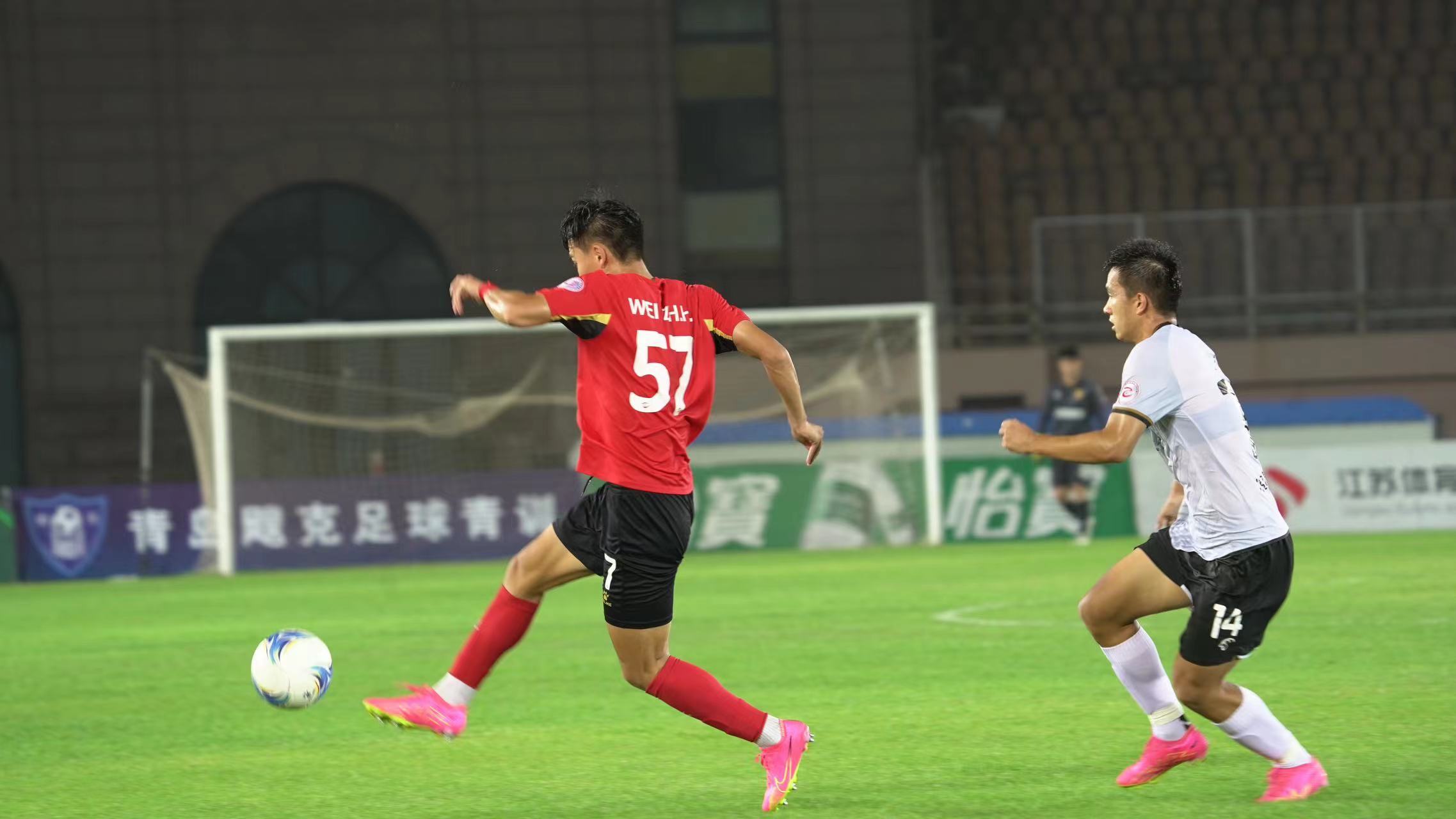 中乙联赛第13轮，青岛红狮主场1-0战胜大连智行