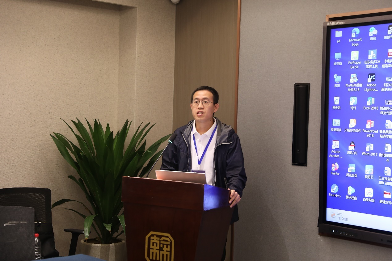 校友会副秘书长丁文超作报告