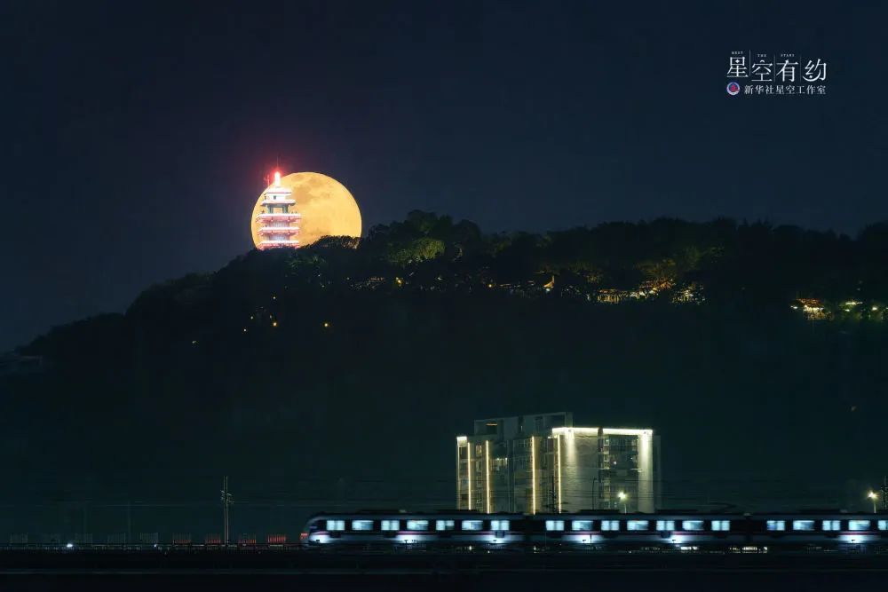 重庆市天文摄影爱好者曹啸2023年4月6日在重庆市渝中区拍摄的一轮满月。