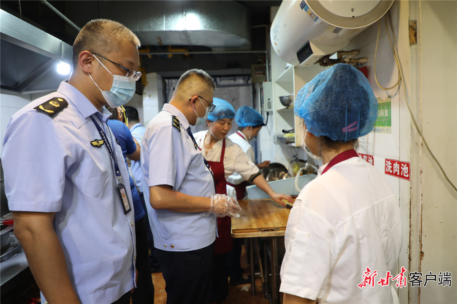 市场监管部门围绕黄河风情线景区、南关夜市、正宁路夜市等重点区域，展开夜查行动。