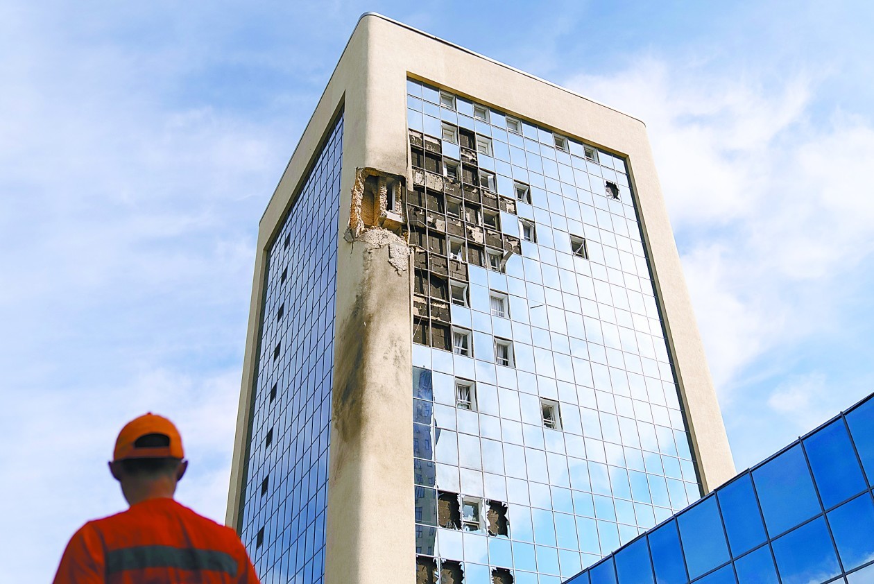 当地时间2日，乌克兰基辅遭无人机空袭，图为当地一座高层建筑外墙受损。