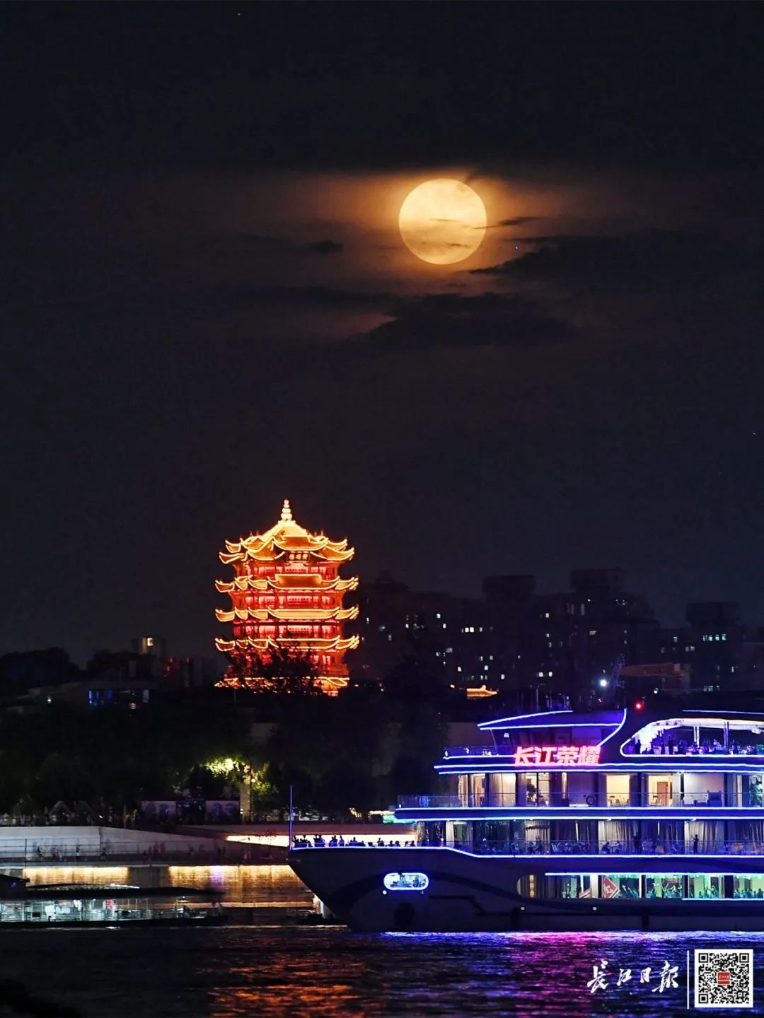 2023年7月3日晚，武汉黄鹤楼上空的满月。记者史伟 摄