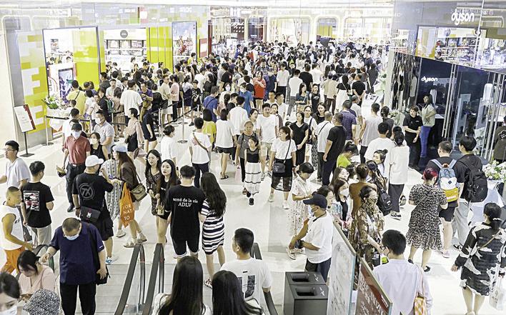 长春万象城吸引众多市民前来购物。 张扬 摄