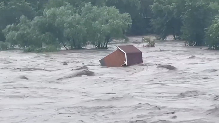 直击北京暴雨：永定河水流湍急，有简易房屋被冲进河流