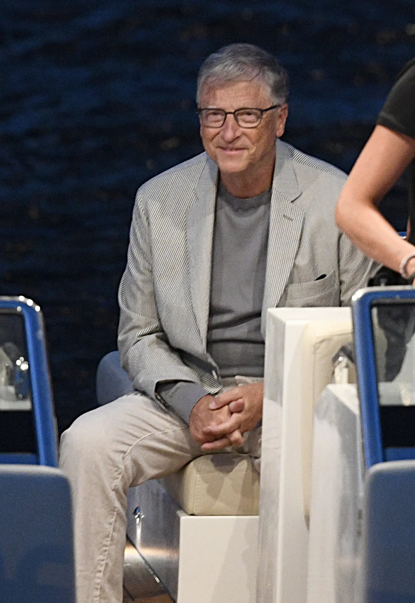 贝佐斯豪华订婚派对曝光：比尔·盖茨携女友出席还有一位华裔女性