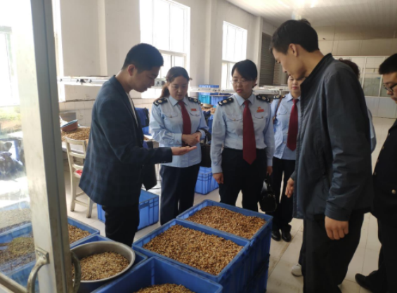 税务干部在陇南华农恒业农产品有限公司宣传政策