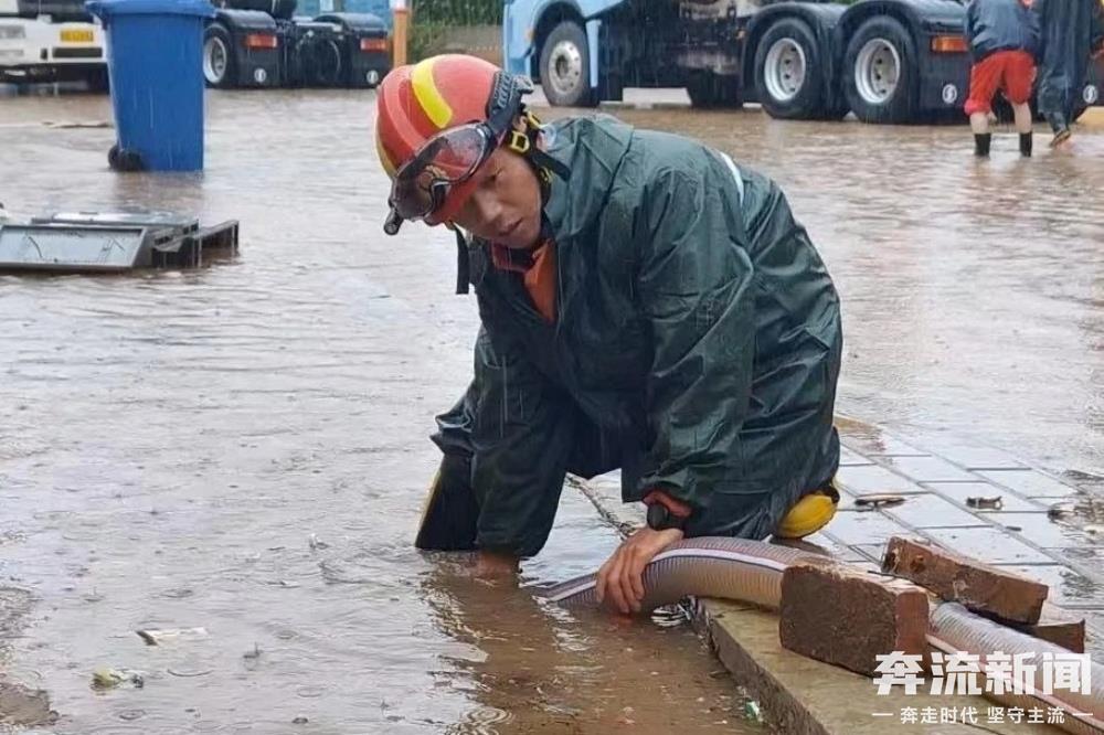 暴雨突袭 庆阳消防逆流救援(24314285)-20230731115044.jpg