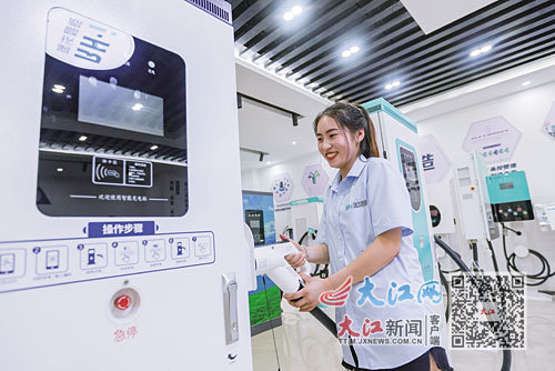 7月28日，在江西瑞华智能科技有限公司车间内，工人正在赶制新能源充电桩。视觉江西 张玉周 胡博为 摄