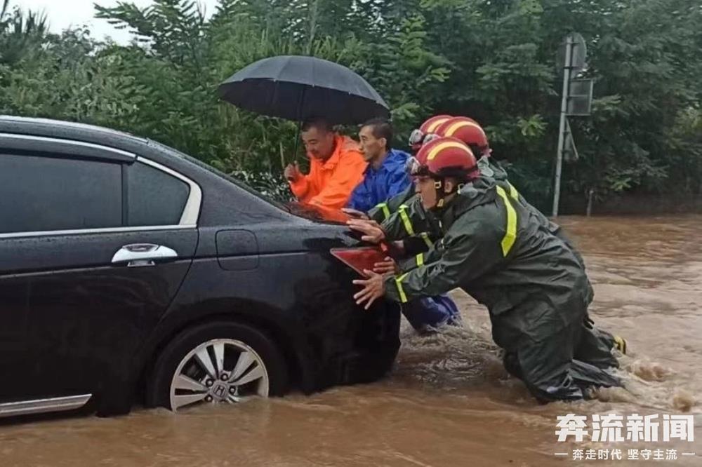 暴雨突袭 庆阳消防逆流救援(24314286)-20230731115047.jpg