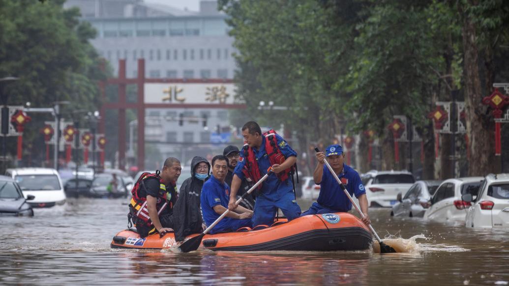2023年8月1日，北京，救援人员奋战在一线转移受困群众。 IC photo