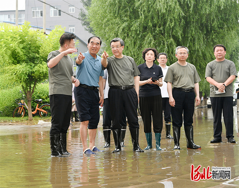 8月3日,省委书记、省人大常委会主任倪岳峰在涿州城区,察看积水路段,了解救灾情况。 河北日报记者赵海江摄