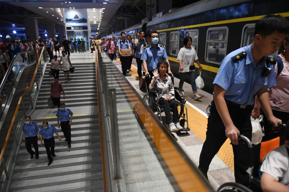 8月3日，K396次、Z180次列车的滞留旅客到达北京丰台站。新华社记者 张晨霖 摄