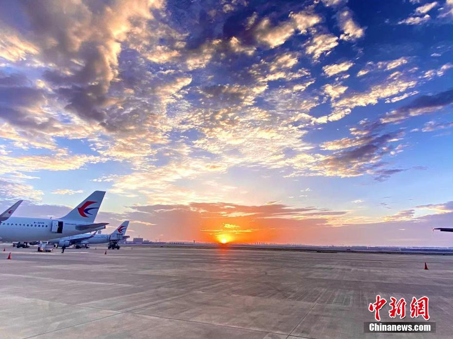 停机坪上，金黄色的旭日从地平线缓缓升起。