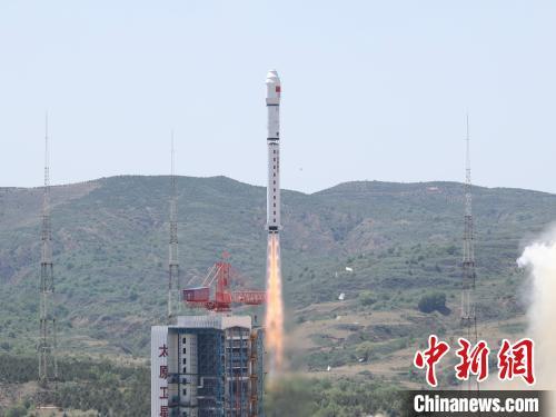 6月15日13时30分，中国在太原卫星发射中心使用长征二号丁运载火箭，成功将吉林一号高分 06A星等 41　颗卫星发射升空，卫星顺利进入预定轨道，发射任务获得圆满成功。该批卫星主要用于提供商业遥感服务及相关技术验证。此次任务是长征系列运载火箭的第476次飞行。　中新社发 郑斌 摄