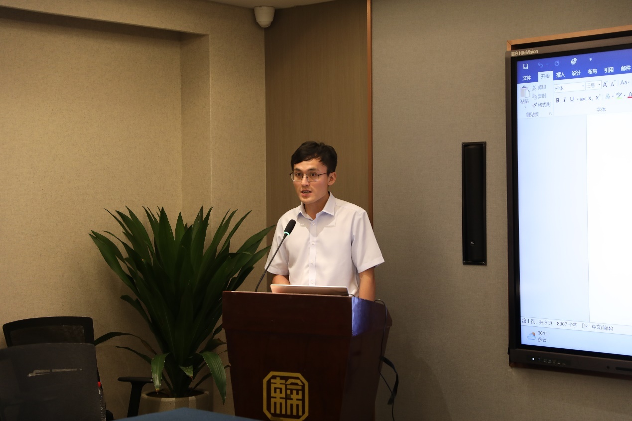 校友会副秘书长冯统作报告