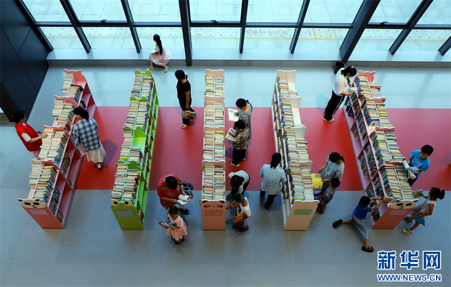 7月31日，在河南省南阳市图书馆，学生在阅读、学习。