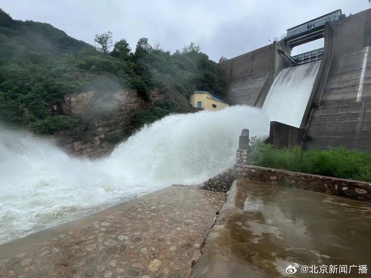 北京平谷三座水库正在泄洪
