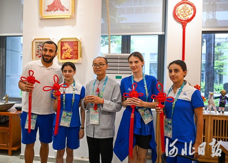 8月1日，阿塞拜疆运动员与中国绳编艺人合影。