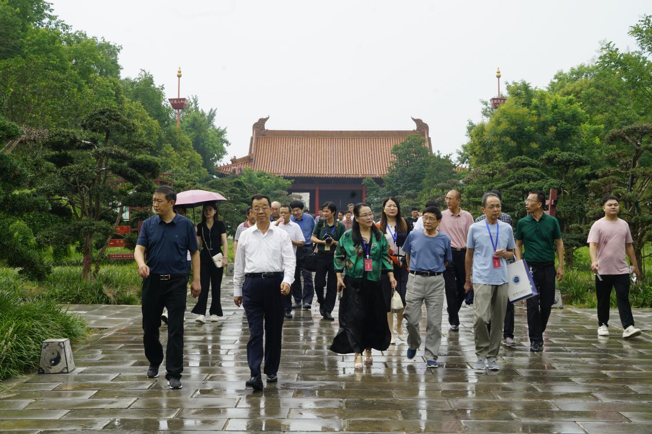 与会人员参观考察涡阳天静宫