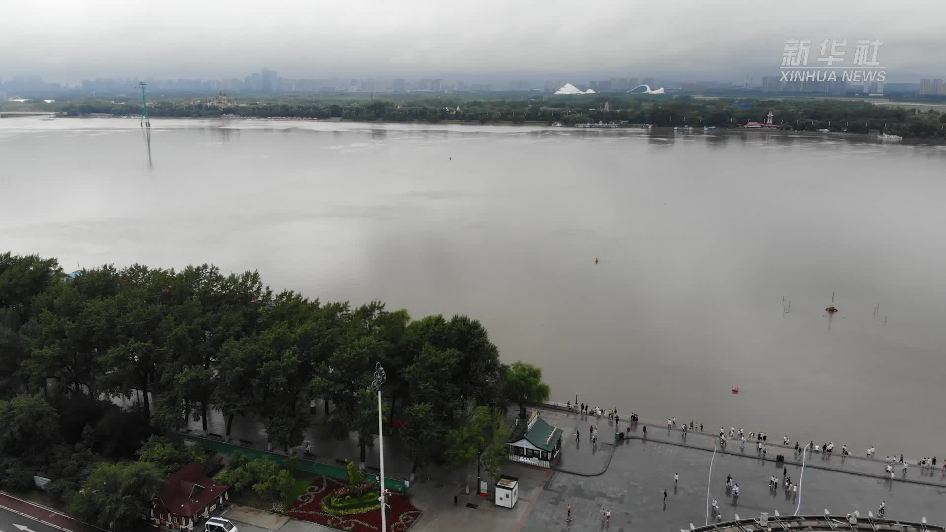 黑龙江多地暴雨 消防救援人员紧急排涝除险