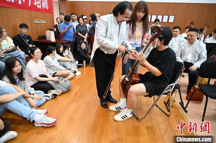 内蒙古呼和浩特市，韩国中学生学习马头琴演奏。　刘文华 摄