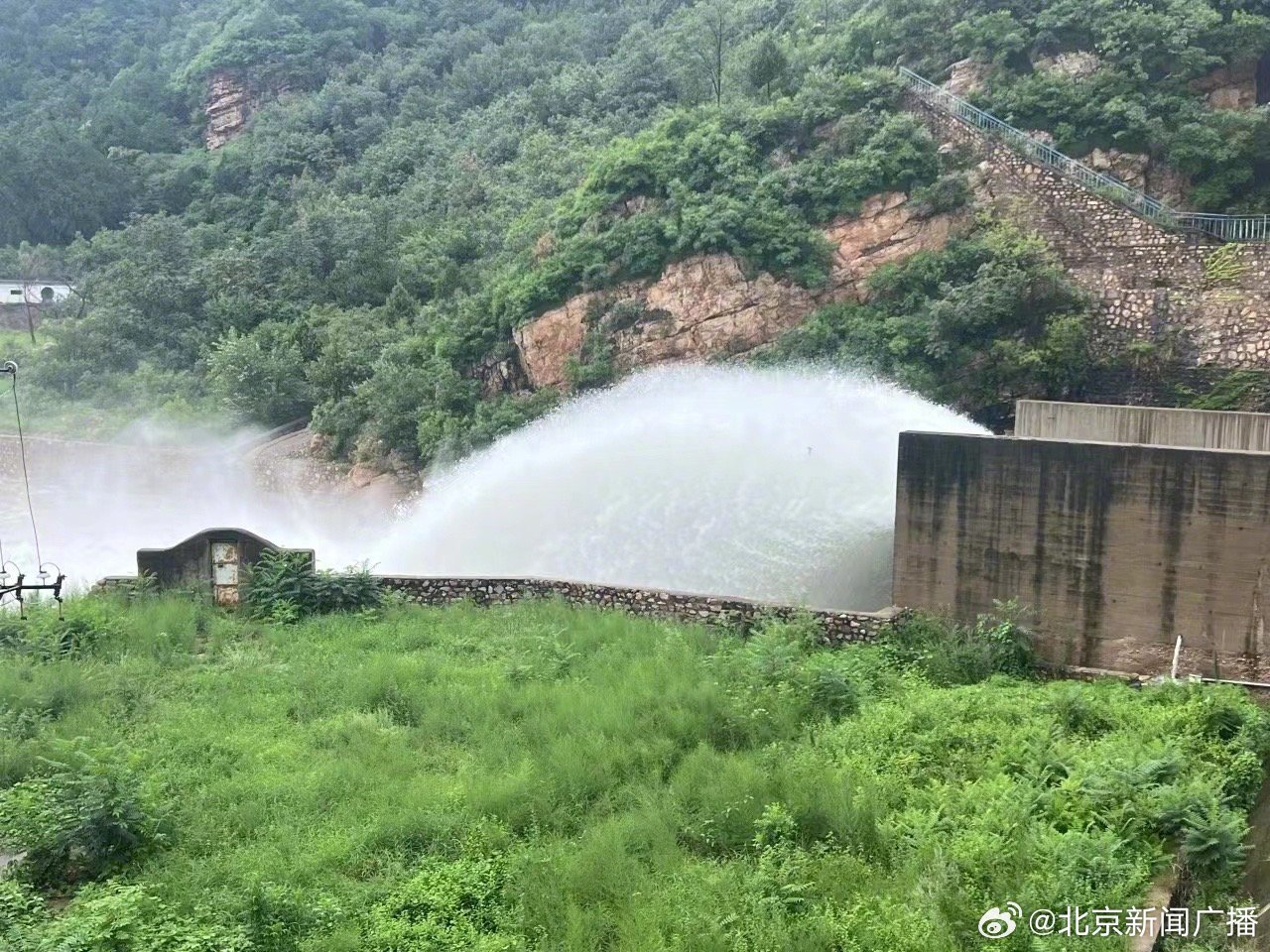 北京平谷三座水库正在泄洪